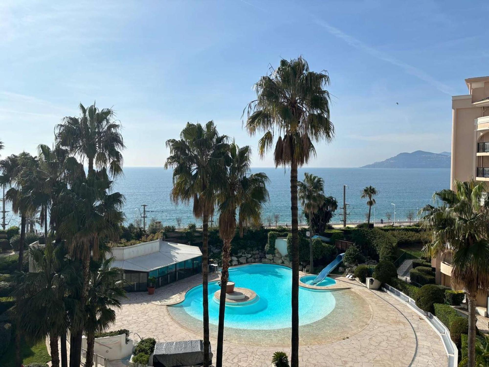 La Bocca: 2 Pieces Avec Terrasse Et Piscines - Fr-1-609-110 Appartement
