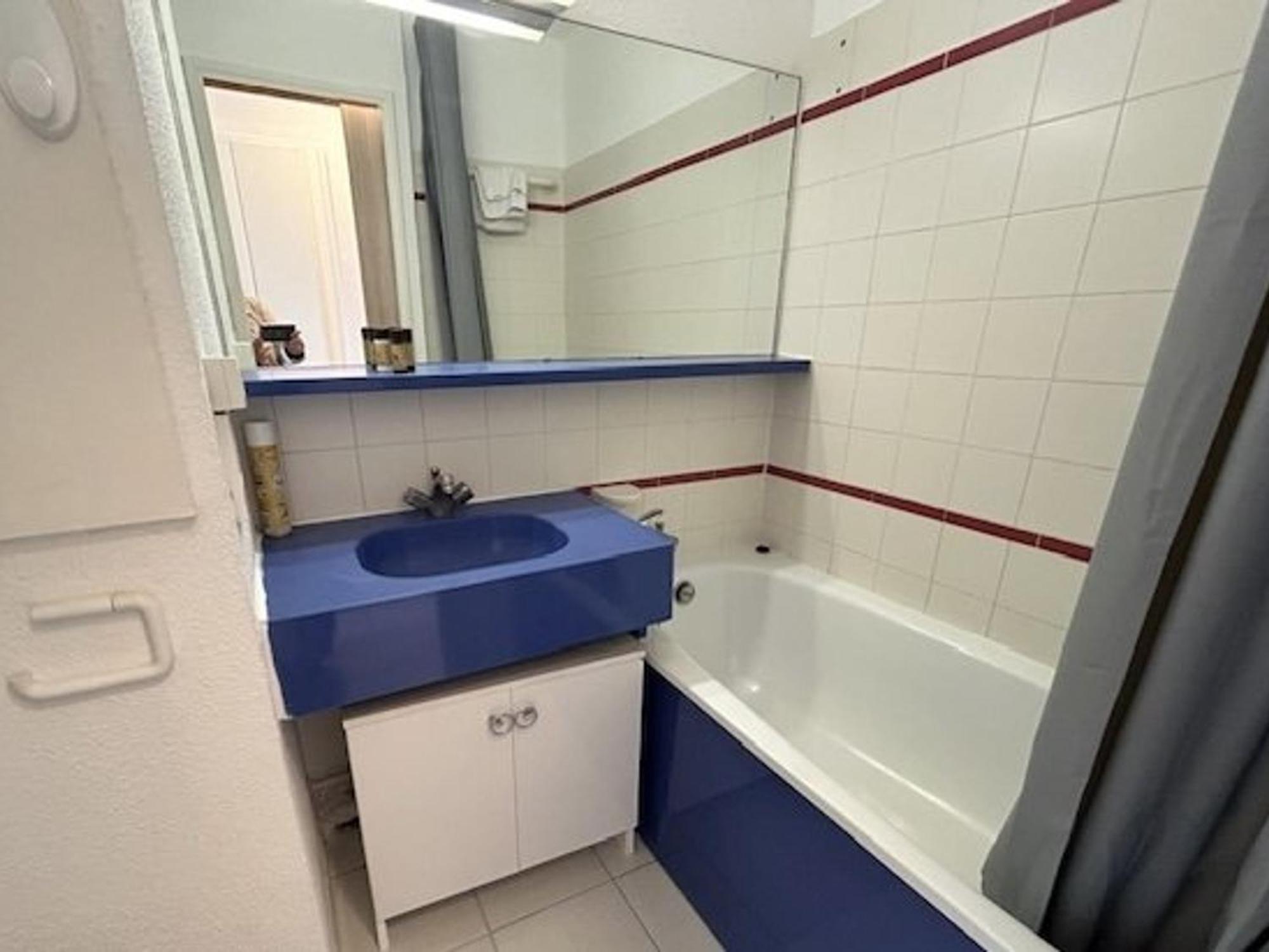 La Bocca: 2 Pieces Avec Terrasse Et Piscines - Fr-1-609-110 * Cannes